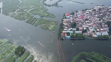 无人机航拍雄安新区白洋淀水乡游船水田视频的预览图